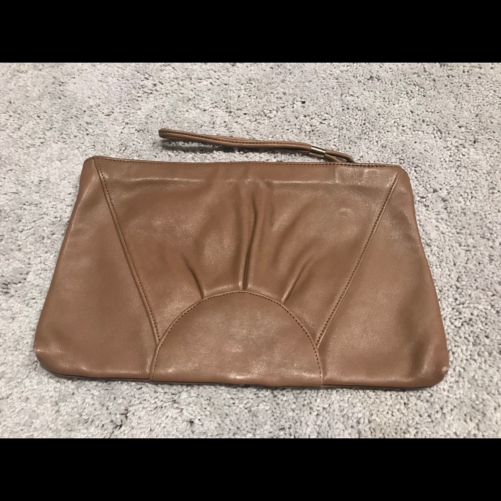 Perfect vintage wristlet/clutch!